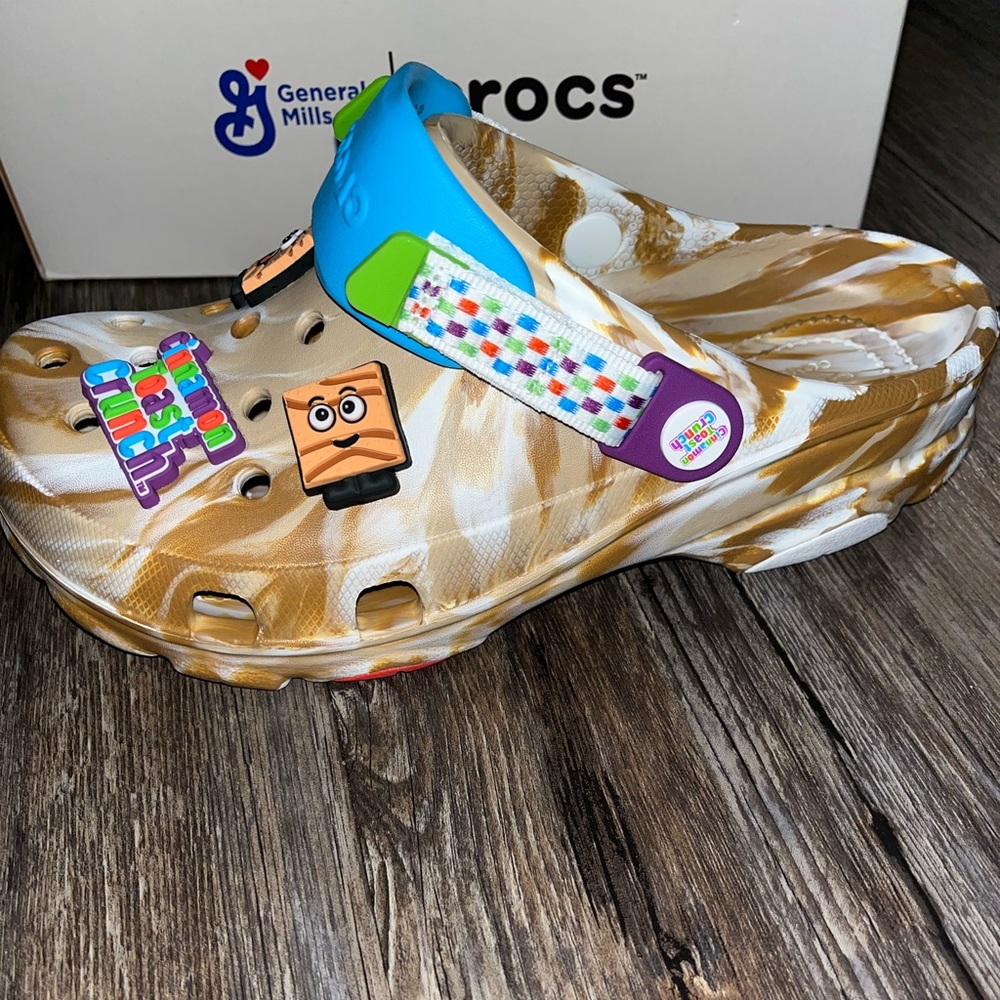 NEW CROCS CINNAMON TOAST